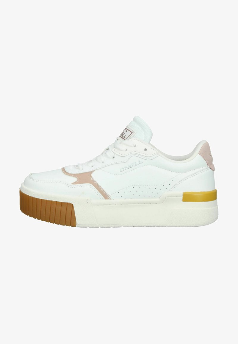 Baskets blanches avec des détails perforés, des accents roses et une semelle en caoutchouc texturée. Présente une semelle plus épaisse avec un accent jaune au niveau du talon.