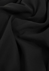 Černá tkanina s hladkým povrchem, s jemným spadením a subtilním leskem, ideální pro různé oděvní aplikace.