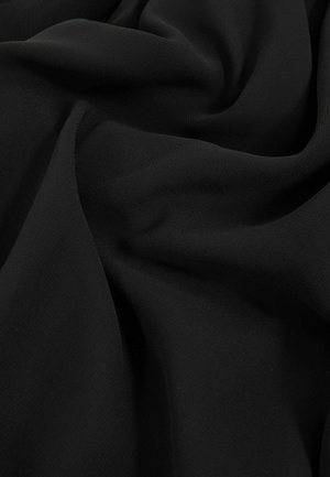 Čierna tkanina s hladkou textúrou, s jemným splývaním a subtílnym leskom, ideálna pre rôzne oděvné aplikácie.