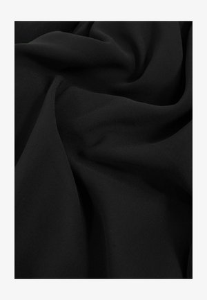 Tessuto nero con una texture liscia, caratterizzato da morbide cadute e un leggero lucido, ideale per diverse applicazioni di abbigliamento.