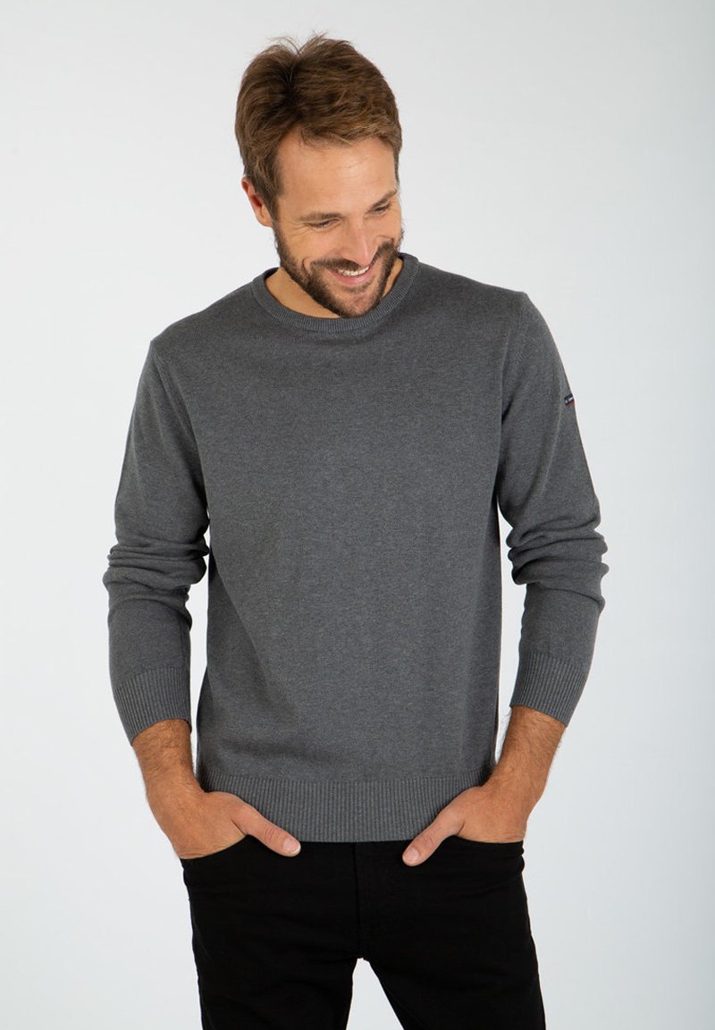 Maglione grigio a maniche lunghe realizzato in un morbido materiale a maglia, con scollatura rotonda e polsini e orlo a costine. Design semplice senza motivi.