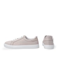 Hellrosa Sneaker mit weißen Gummisohlen, Schnürverschluss, glatter mattierter Oberfläche und minimalistischen Design. Keine sichtbaren Muster oder Akzente.