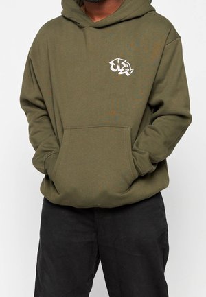 Olijfgroene hoodie van zacht materiaal met een voorzak, met een klein wit logo op de linkerborst en geribde manchetten.