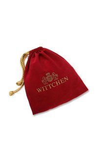 Samtrote Beutel in Rot mit einem goldenen "WITTCHEN"-Logo, das eine strukturierte Oberfläche und einen dekorativen goldenen Kordelverschluss aufweist.