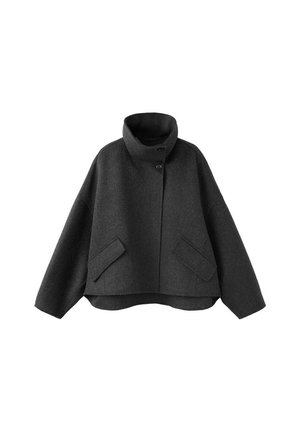 Chaqueta de lana gris oscuro con cuello alto, dos bolsillos delanteros con solapa inclinados, mangas largas y anchas y cierre con botón en el cuello.