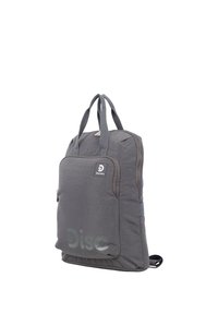 Grauer rechteckiger Rucksack mit vorderer Reißverschlusstasche, zwei oberen Tragegriffen und Discovery-Logo-Patch in der oberen rechten Ecke der Tasche.