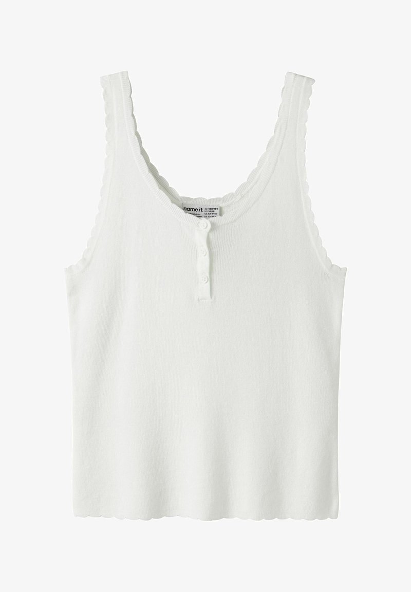 Débardeur blanc côtelé sans manches avec bords festonnés et trois petits boutons au niveau de l'encolure.