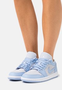 Jordan AIR JORDAN 1 LOW - Sneakers basse - football grey/aluminum/white