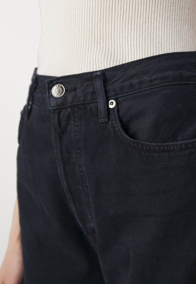 Mørke denim jeans med en lett glans, med en sølvknapp, frontlomme og rett snitt. Teksturert stoff med subtile sømdetaljer.