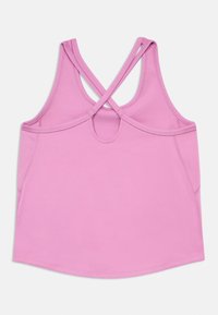 Ροζ αθλητικό φανελάκι με διασταυρούμενες τιράντες και μια μικρή σχισμή στο πάνω μέρος της πλάτης, ξαπλωμένο επίπεδα σε λευκό φόντο.