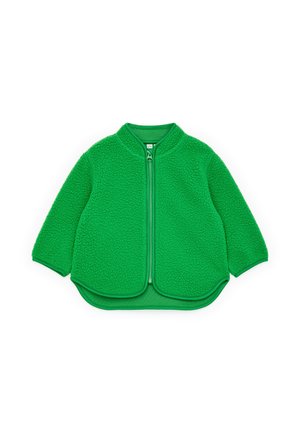 Felgroene fleecejas met volledige voorrits, lange mouwen en gebogen zoom, getoond op een witte achtergrond.