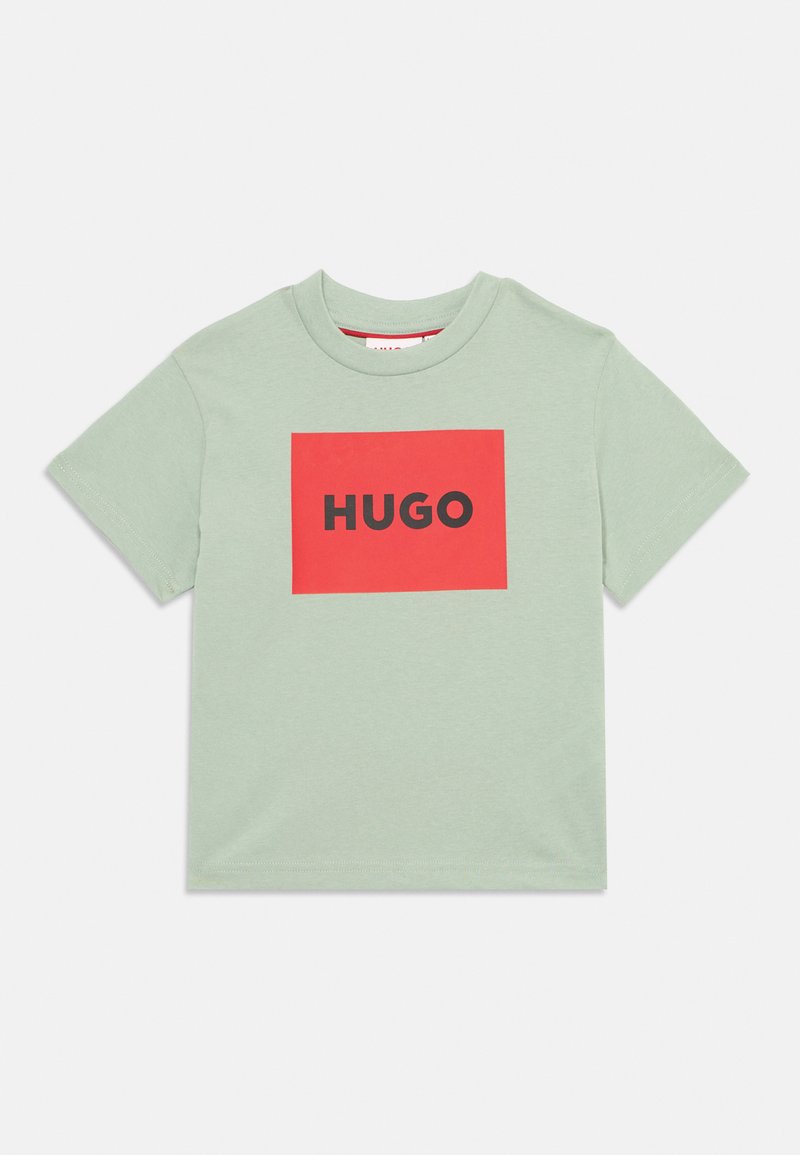Svetlozelené bavlnené tričko s červeným štvorcom, v ktorom je na prednej strane uprostred čierny nápis "HUGO". Kr�átke rukávy a okrúhly výstrih.