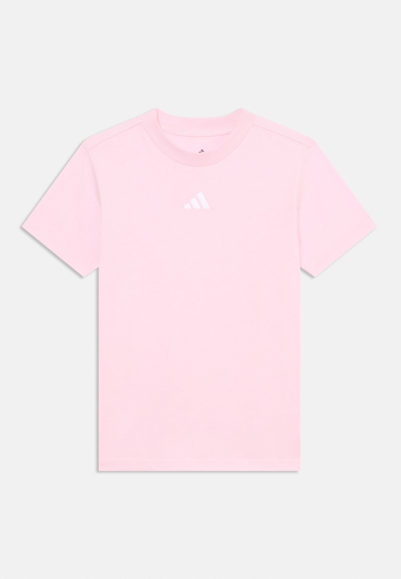 Lys rosa t-skjorte laget av myk stoff, med rund hals og korte ermer. En hvit Adidas-logo er plassert på brystet.