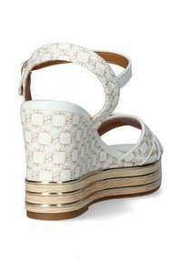 Sandali wedge bianchi con tomaia a motivo, caratterizzati da un design del logo marrone chiaro, multiple cinghie e un tacco in legno a strati.
