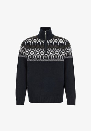 Marinblå tröja med halvdagsdragkedja, prydd med ett fair isle-mönster i vitt och olivgrönt över bröstet samt ribbade muddar och nederkant.