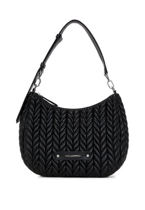 Czarna pikowana torebka na ramię z plecionym wzorem, regulowanym paskiem, zamkiem błyskawicznym i metalową plakietką z logo z przodu.