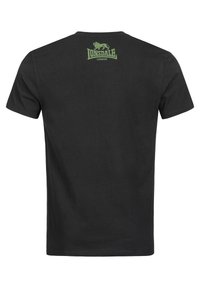 Fekete pamut póló rövid ujjakkal. Zöld színű "LONSDALE LONDON" feliratos logó és oroszlán design a háton. Kerek nyakkivágás.