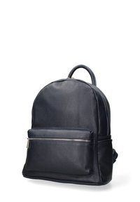 Zaino in pelle di colore navy, caratterizzato da un design arrotondato, tasca frontale con zip e manico superiore. La texture è in pelle con rilievi, con dettagli in metallo argentato.