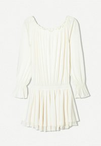 Bílé šaty s dlouhými rukávy, nařaseným výstřihem a elastickým pasem, s detailním skladem sukně a měkkou texturou látky.