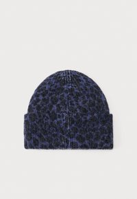 Berretto lavorato a maglia di colore blu scuro con un motivo a stampa leopardata nera; presenta una parte superiore arrotondata e un polsino a coste per una vestibilità aderente.