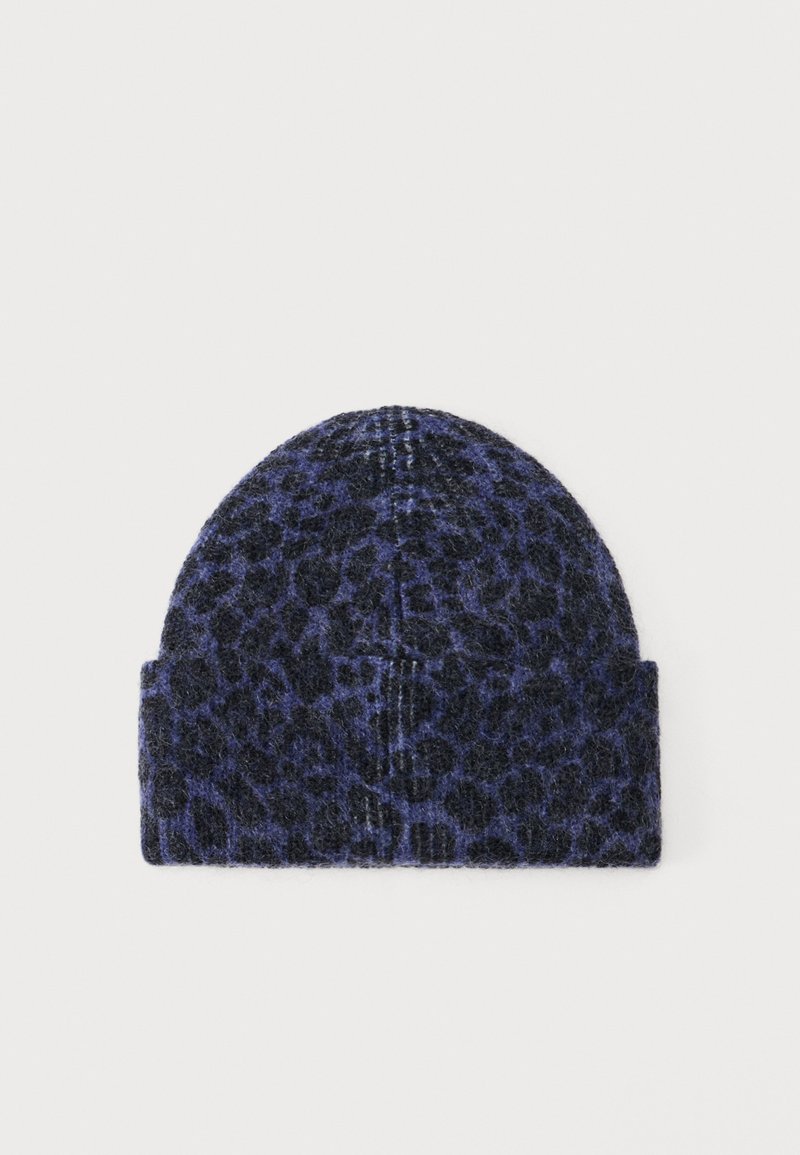 Berretto lavorato a maglia di colore blu scuro con un motivo a stampa leopardata nera; presenta una parte superiore arrotondata e un polsino a coste per una vestibilità aderente.