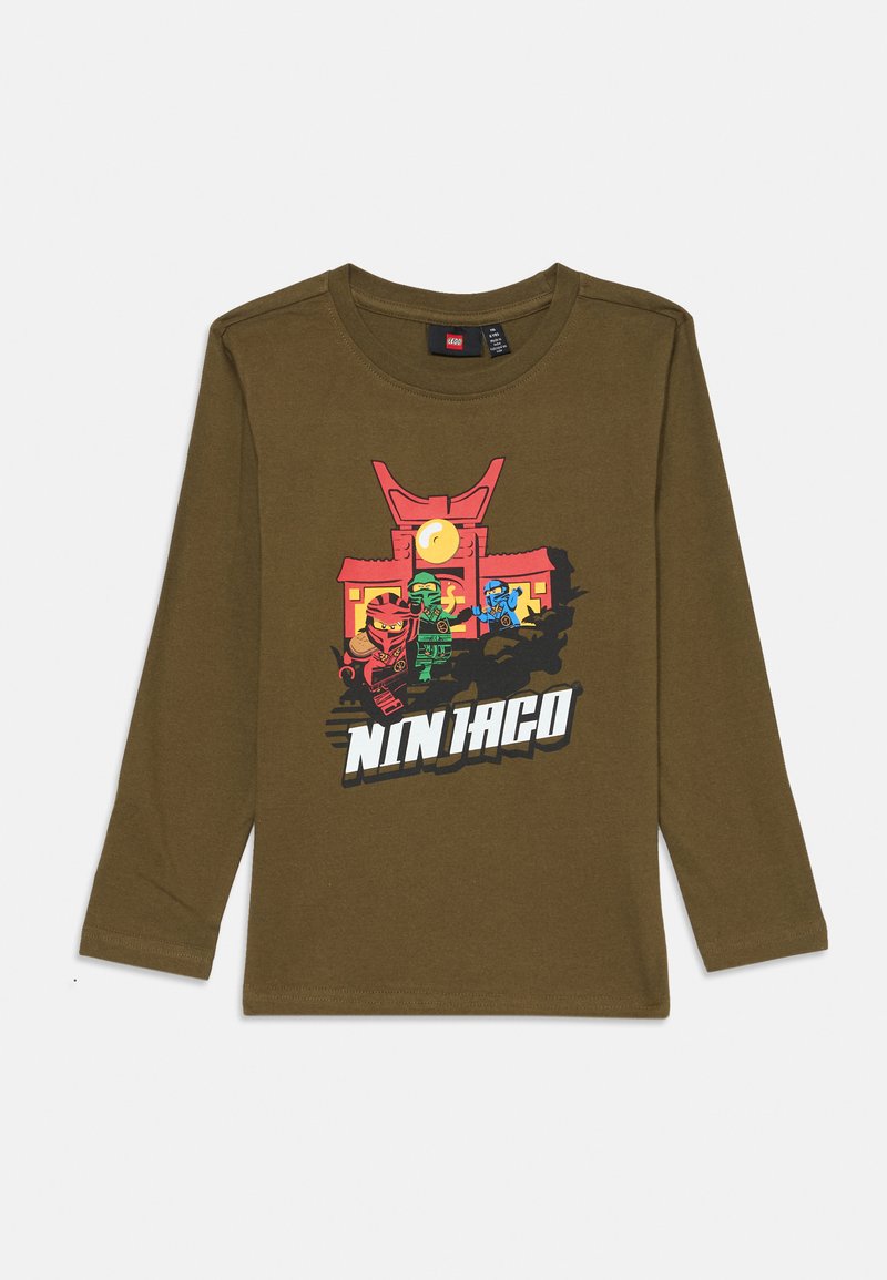 Olivegrünes Langarm-T-Shirt mit einem bunten Ninjago-Graphic, das Charaktere und ein Gebäude zeigt, aus weichem Baumwollstoff gefertigt.