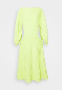 Abito verde lime con un design a pieghe texturato e maniche oversize. Presenta dettagli arricciati e lacci in vita.