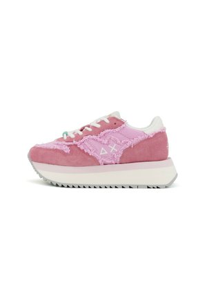 Sneakers con tomaia in suede e tessuto rosa, caratterizzati da dettagli sfilacciati, lacci bianchi e una suola spessa bianca e grigia.