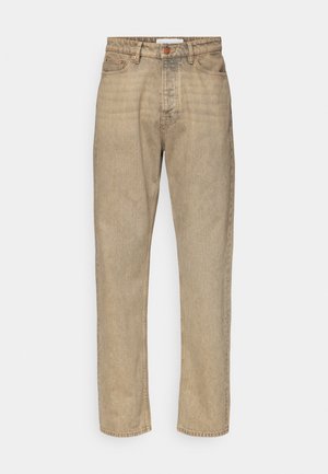 Beige denimjeans med rett ben-design, med knappelukking, fem lommer og subtilt slitasjemønster gjennom hele.