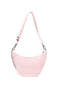 Rozesuede handtas met een gebogen ontwerp, voorzien van een bovenste ritsluiting en een verstelbare strap met zilverkleurige hardware-accenten.