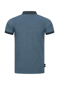 Polo marškiniai iš heathered tamsiai mėlynos medžiagos su trumpomis rankovėmis, kontrastinga tamsia apykakle ir rankogaliais, minimalus logotipo detalizavimas apatiniame šone.