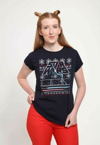 Svart t-shirt med en "Star Wars"-grafik, som har ljusblå och röda detaljer, snöflinge-mönster och rundad hals.