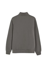 Grå tröja med hög krage, långa ärmar och ribbade muddar och nederkant. Slät textur, enkel design, inga synliga mönster.