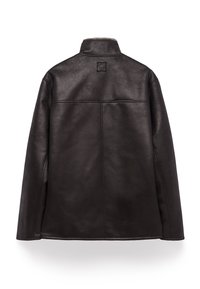 Ciemnobrązowa skórzana kurtka pokazana od tyłu, z małą kwadratową naszywką z logo poniżej kołnierza oraz stójką.