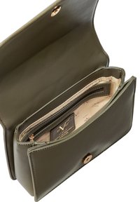 Olivgrünes Lederportemonnaie mit Druckknopfverschluss. Das Innere verfügt über ein beiges Futter und ein Reißverschlussfach. Auf einem inneren Etikett steht "Italien."