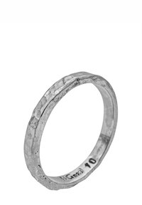 Hõbedast sõrmus tekstuurse, ebaühtlase pinnaga, lihtsa rõngakujulise disainiga ja ümarate äärtega. Sees on graveering "H. Graal 10".