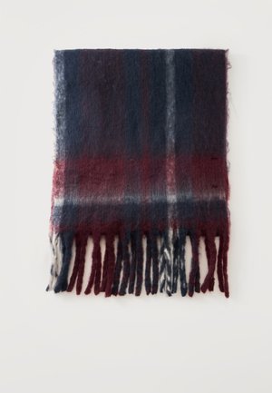 Écharpe en laine pliée avec motif à carreaux bleu foncé, bordeaux et gris et franges sur fond blanc.
