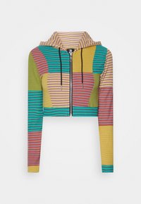 Sweat à capuche court zippé en tissu extensible, comprenant plusieurs patchs rayés rouge, vert, jaune et bleu, avec une capuche à cordon de serrage.