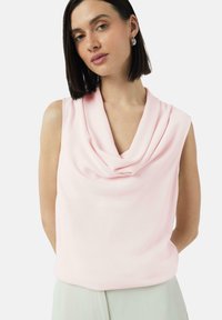 Bezramionowy top w miękkim różowym materiale z dekoltem w kształcie cowl, luźny krój i gładka tekstura. Prosty design bez widocznych wzorów czy elementów metalowych.