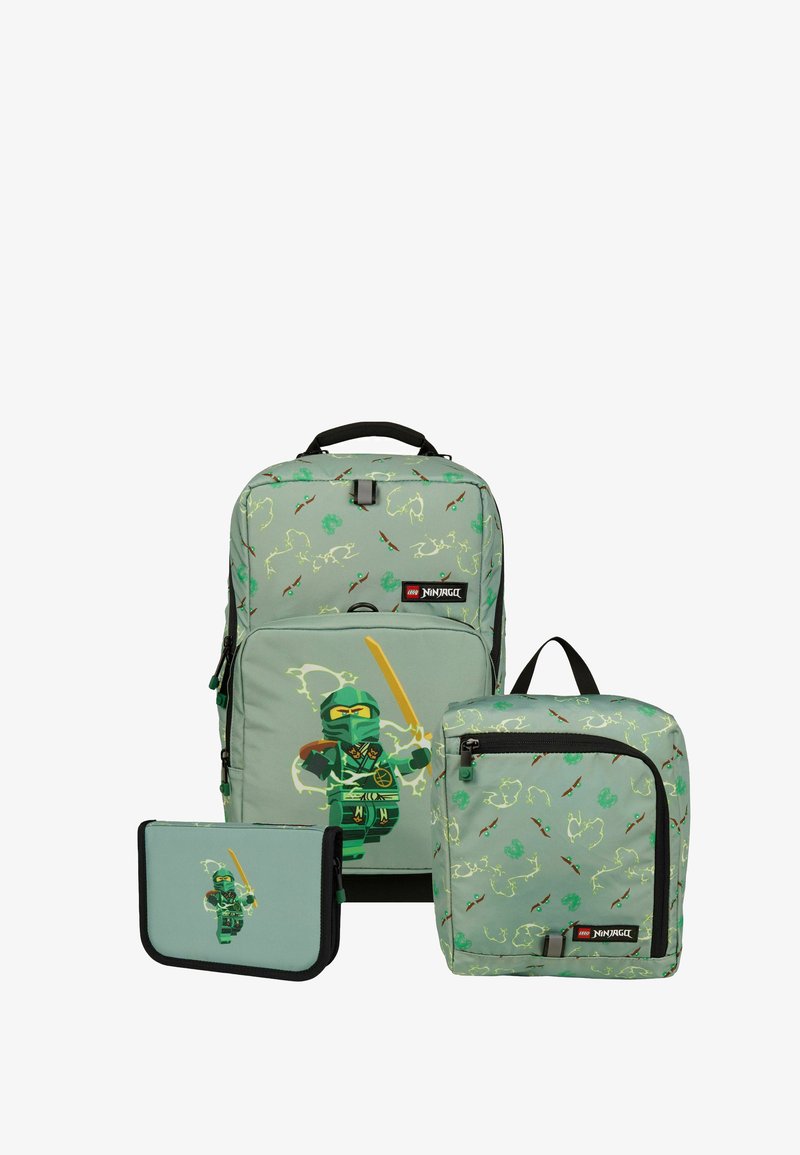 Set de rucsac LEGO Ninjago verde, geantă de prânz asortată și penar, prezentând un ninja verde cu o sabie și un model cu arme.