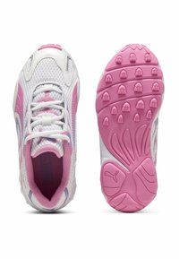 Scarpe sportive bianche con accenti rosa, tomaia in rete, linguetta imbottita e suola in gomma testurizzata con motivi di aderenza.