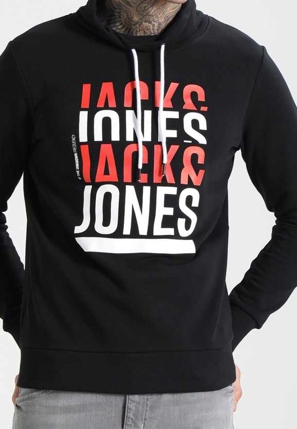 Felpa nera con cappuccio caratterizzata da un ampio testo sovrapposto in rosso e bianco. Ha un cappuccio con coulisse e polsini a coste. Tessuto morbido e liscio.