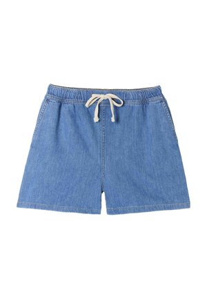 Blå denimshorts med elastisk talje og hvid snøre, der har sidelommer og en afslappet pasform.