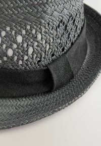 TRILBY - Šešir - black