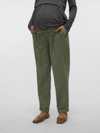 Rohelised kergekaalulised raseduspüksid küljetaskutega, elastse nööriga vöökohas ja rullitud äärega, mida sobitatud halli pika varrukaga särgi ja pruunide madalate kingadega.