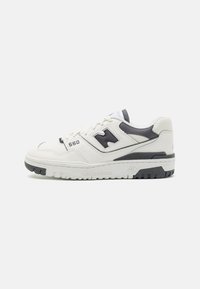 Hvit og grå New Balance 550 joggesko med snøring foran og merkedetaljer, vist fra utsiden på en ensfarget bakgrunn.