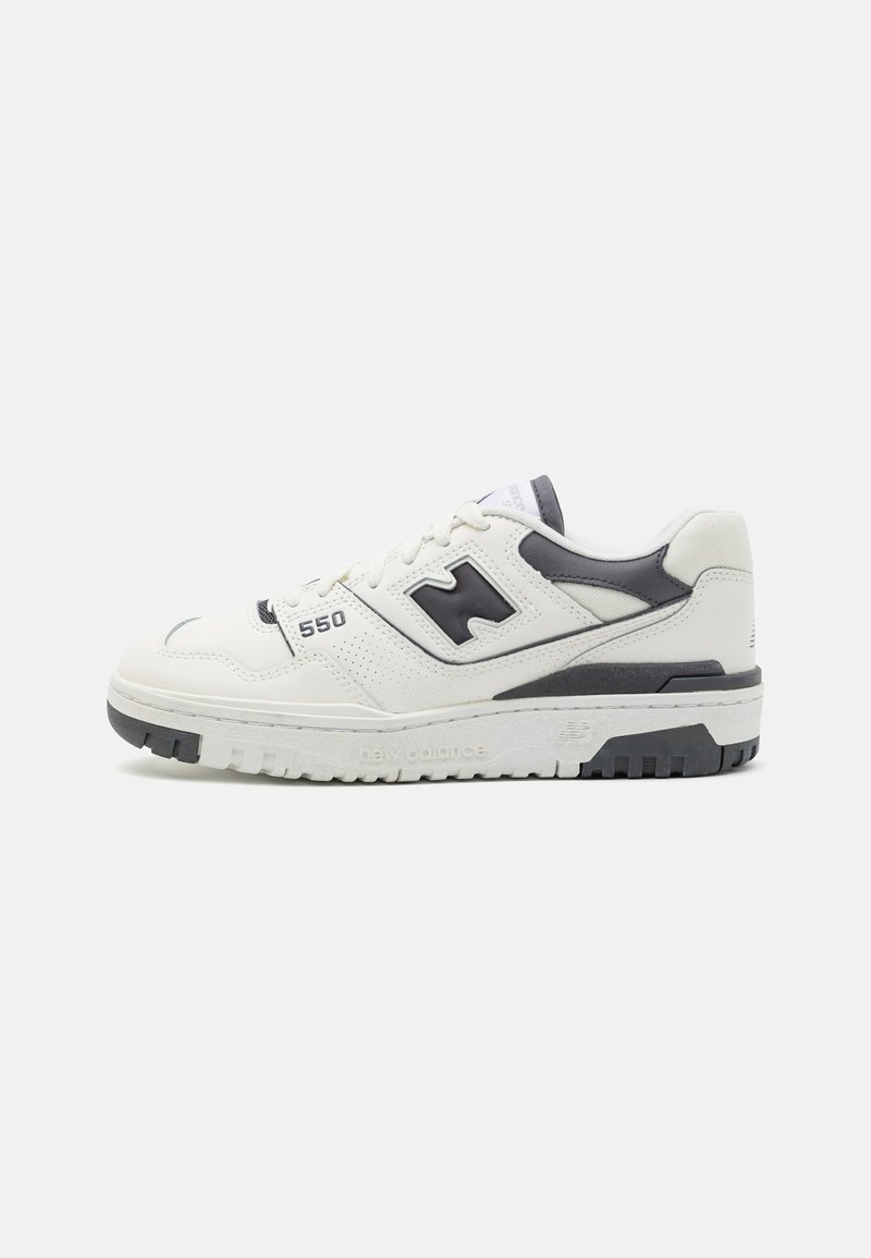Hvit og grå New Balance 550 joggesko med snøring foran og merkedetaljer, vist fra utsiden på en ensfarget bakgrunn.