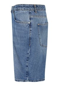 Jupe en denim bleu clair avec une coupe droite, dotée d'une taille, de poches avant et arrière, et de détails de couture visibles.