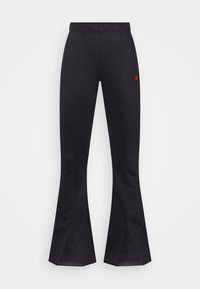 Svarta utsvängda byxor med elastisk midja, med sidofåror vid nederkanten och en liten röd logotypdetalj på låret. Slät textur.