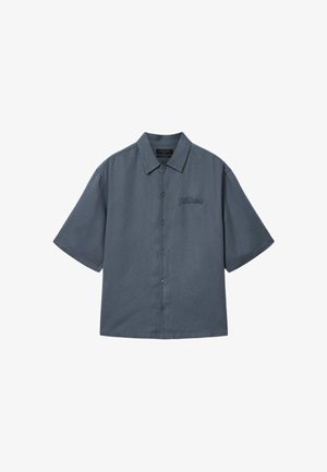 Chemise bleu marine à manches courtes, boutonnée, avec col et logo discret "AllSaints" sur la poitrine gauche.